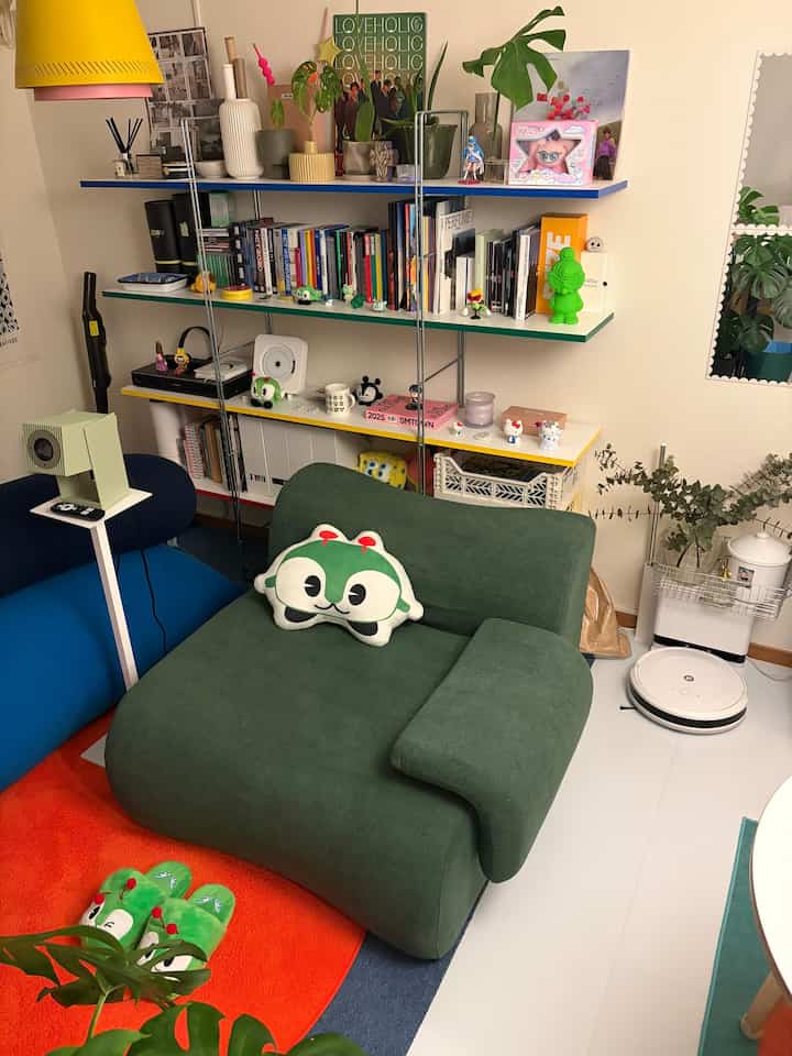 初投稿！
好きなものを好きなだけ詰め込んだお部屋
少しずつ詳細を載せていきます💪 
#初投稿
#2026Ohouse新生活
#部屋づくり #ikea
#キャラクター #kpop
#ミッドセンチュリー
#みんくる