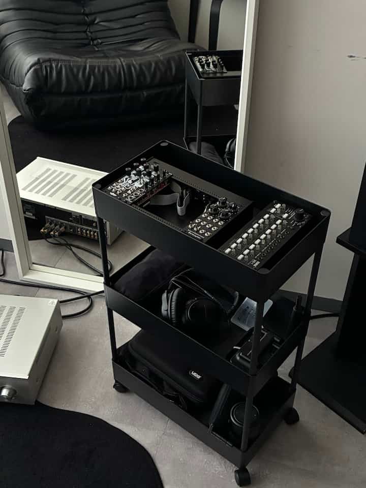 生活感が出てしまう小物はワゴンにまとめています！
キャスター付きでめっちゃ便利。
Ohouseで購入できるオススメアイテムです😌

#2026Ohouse新生活 #新生活 #一人暮らし #モノトーンインテリア #モノトーン 