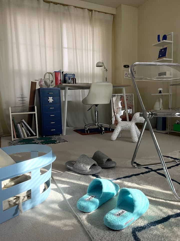 ルームシューズも春カラーにしました🩵
スカイブルーかわいい
#ルームシューズ　#スリッパ　#カラフルインテリア　#春インテリア　#模様替え　#HAY #IKEA #vitra