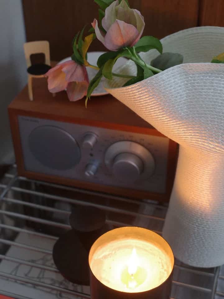 ワークスペースのすぐ横に
ラジオ置いてます。

スピーカーにもなるし
仕事が捗る📻

#ラジオのある暮らし　#Tivoliaudio #クリスマスローズ　#madetlen #キャンドル