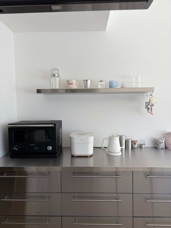 キッチン カップボード ⏱🫙
これから少しづつ進化させていく予定💭

#Kitchen #cupboard #welcometoccc #balmuda #myhome #平屋 #インテリア #韓国インテリア #コの字の平屋 #ステンレス #カップボード #キッチン #家電 #飾り棚 #ミラタップ #BIRTHDAYBAR #バルミューダ 