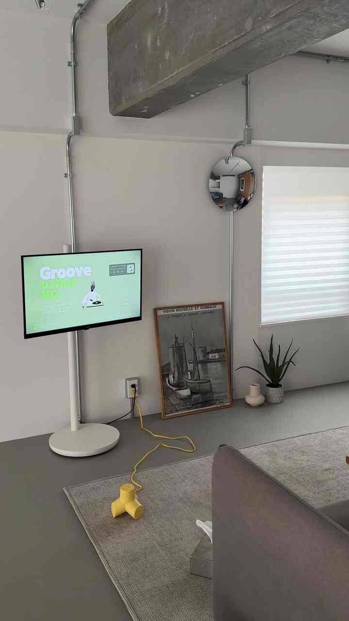 #ミラー
#LivingAlone
#InteriorDecor
#LivingRoomInterior

I got a convex mirror, the kind you often see in overseas interiors 😎

It's made of a shatterproof material, lightweight, and can be hung up ✌️

So cute~ 🍕