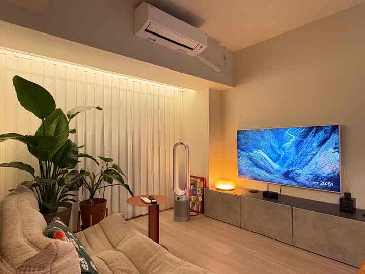 #間接照明
#リビング
#イケア
#ロゼトーゴ
#観賞植物
窓際にテープライトと付けてようやく完成しましたリビングです！
夜めっちゃいい雰囲気に生まれ変わります🌃