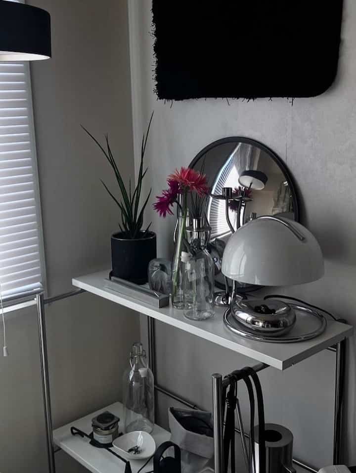 Display shelves

#Display shelves #ikea #ikeahack #シルバーインテリア #ステンレス #無機質 #無機質インテリア #生花のある暮らし #照明 #ミラー