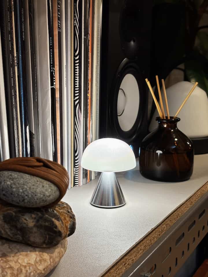 前から気になっていたLEXON mina mini LED lampを購入しました〜🔥

きのこみたいな形と、メタリックシルバーでモダンなデザインがいい感じ。

1番気に入ってるポイントは、手のひらに乗るコンパクトさで、どこにでも置けるところ！
棚の中や、ベッド周りのちょっとしたスペースにも置けるから、自由に灯りをちょい足しできるのです。

明るさは1段階のみだけど、暖かみのある色味、クールな色味の2種類で切り替えられるから、インテリアに合わせて使い分けられるのが◎

#Ohouse #オーハウス #2026Ohouse新生活 #インテリア雑貨 #照明 #ポータブルランプ 