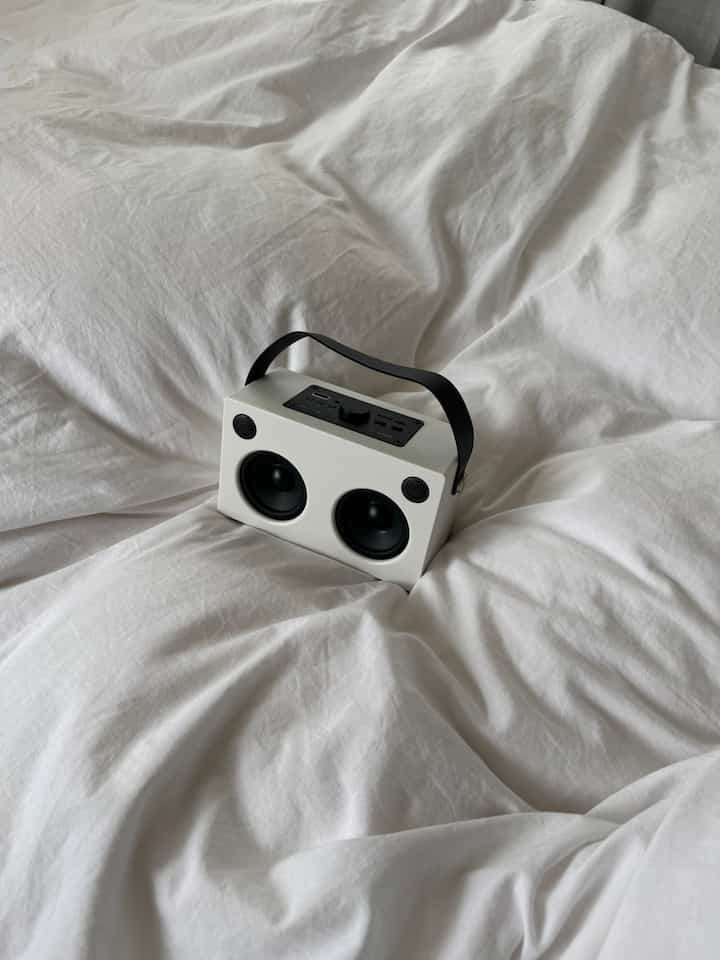 New speaker 💽
I was captivated by the design and bought it immediately.
The sound quality is great and the battery hardly drains at all 🔋

I'm currently using it in my bedroom.
I plan to take it to parks and riverbanks in the coming seasons. ☺️

#Ohouseshopping #2026Ohouse新生活
#speaker #speaker #オーディオ