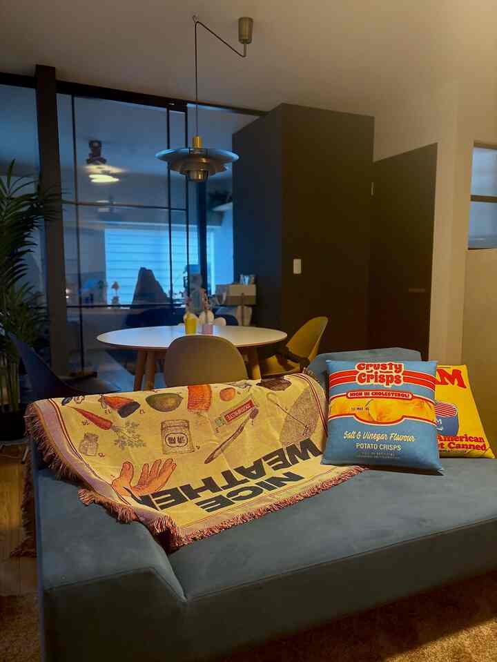 Saya menambahkan sentuhan ceria dengan selimut dan bantal bertema makanan.

#renovasi #インテリア #ソファ