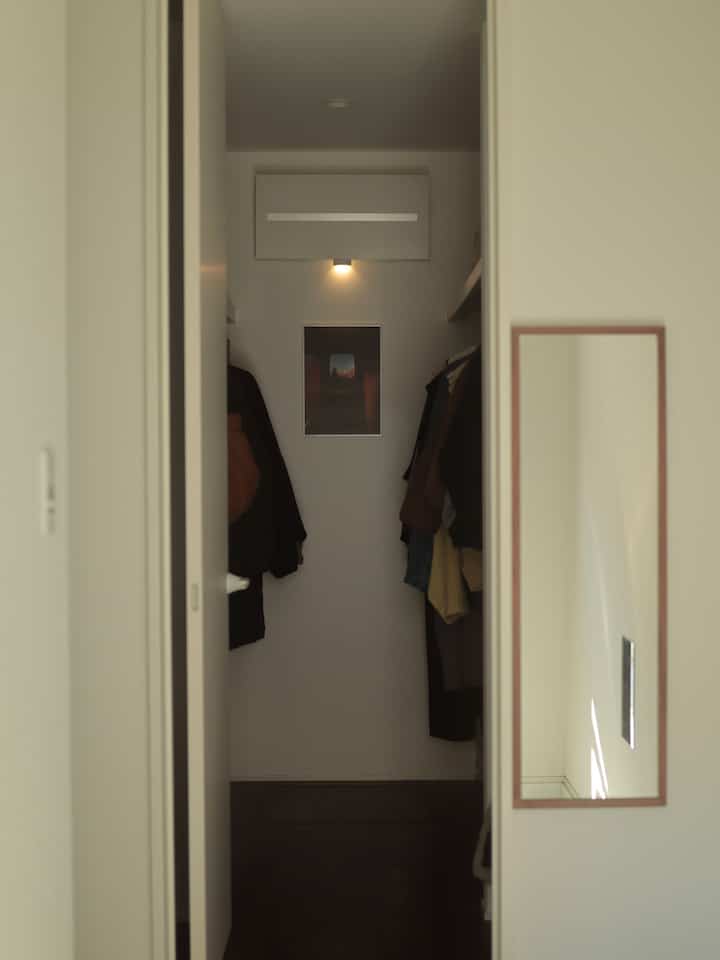 A poster with a design that gives a sense of depth is perfect for the front.

It visually makes the space appear larger, and since it's a highly visible area, having your favorite poster there will put you in a good mood. 𓂅

#Ohouseshopping #2026Ohouse新生活 #ポスター