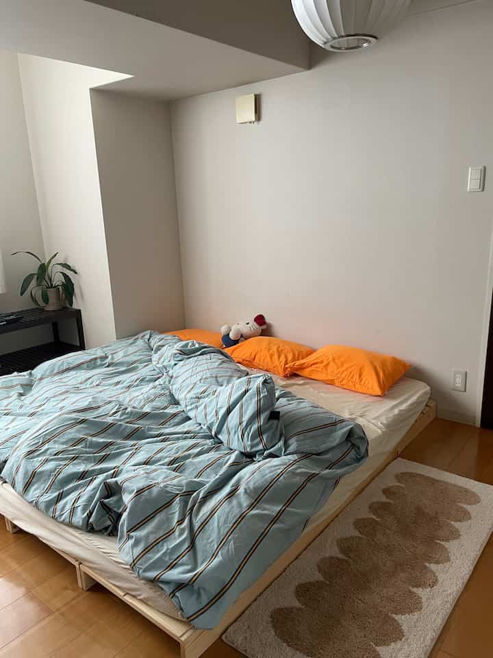 ロングパイルラグがふわっふわで足触り最高。

朝起きた時に足がひやってしないのが嬉しい🙆‍♀️

 #Ohouseshopping #2026Ohouse新生活 #ロングパイルマット
