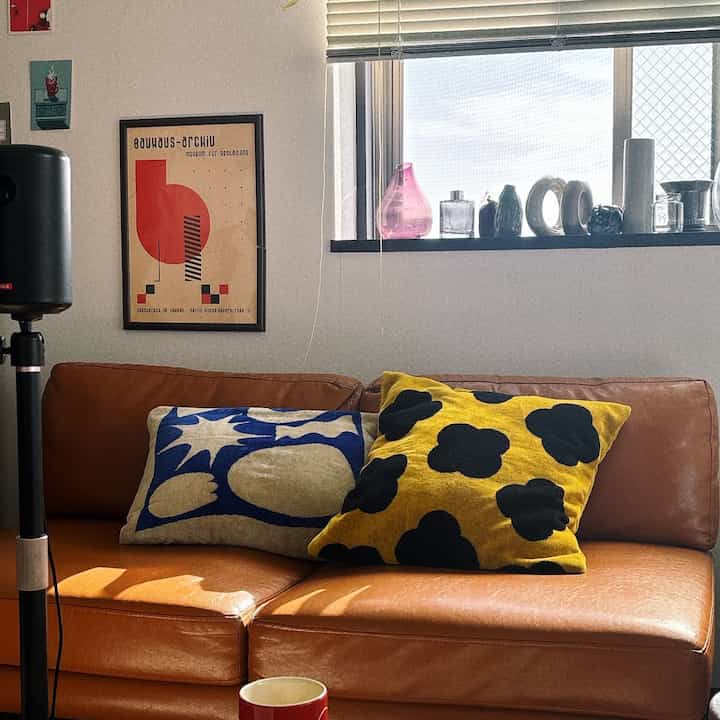 Di sekeliling sofa. Aku suka sarung bantal dari mytone; teksturnya sangat nyaman saat disentuh. Aku punya empat motif berbeda.

#sofa #ミッドセンチュリー #一人暮らし #1K #フラワーベース #8畳 #mytone