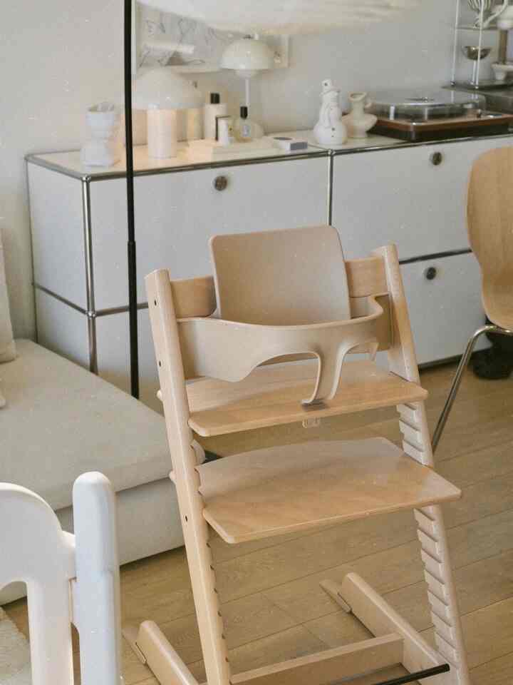 I've started ohhouse✨
Even though I have a baby,
I don't want to give up on my favorite interior design...🙌🏼😂

Rental 2LDK｜50㎡ with Baby
I have a YouTube channel♡『🔎Rinhome』

🕯️About me
『𝘋𝘦𝘴𝘪𝘨𝘯 𝘓𝘪𝘧𝘦 𝘉𝘦𝘢𝘶𝘵𝘪𝘧𝘶𝘭𝘭𝘺
｜Designing a beautiful life✍🏻ˎˊ˗ With the theme of "Living in a comfortable space,"

* Moved from Tokyo to the countryside in April 2025
* 2LDK rental apartment | 50㎡
* Living with a 1-year-old baby and two other people
* Korean x Scandinavian interior design
* Life with IKEA
┈┈┈┈┈┈┈┈┈

Interior design | Redecorating | Housework & Storage, etc.

We aim for a lifestyle that allows for comfortable living even in a small rental apartment while raising children (◠‿◠)

Please feel free to visit! ♡
https://youtube.com/@rinhome?si=SIAiUivNobLANFm5

#2ldkrental #2ldkinterior #rentalliving #livingroominterior #bedroominterior #interioraccessories #athome #livingwithspace #Scandinavianinterior #Koreaninterior #IKEA #HAY #interior #sofa #artposter #chair #interior #room #myroom #homedecor #interiordesign #roomdecor #cozyhome #apartmentdecor #simpleinterior #minimalhome #Ohouseshopping
