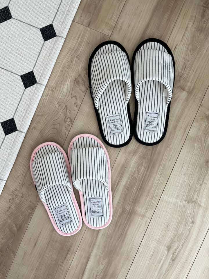 ルームシューズを新調✨
ルームシューズにはちょっとこだわりというか外せない条件があって笑、
1. つま先部分が空いてること。蒸れるのがいやなので。
2. 底裏の素材が布じゃないこと。埃がつくのがいやなので。
見事条件をクリアして👏🏻その上デザインもタイプなものが見つかって大満足🥰

#ルームシューズ