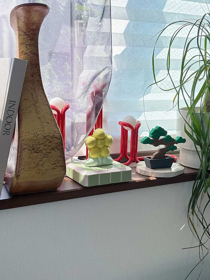 出窓に雑貨や観葉植物を置いて華やかに

#インテリア雑貨 #カラフルインテリア