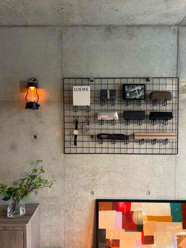 メッシュパネルを使用して壁際をディスプレイにしています◎
#ひとり暮らし #部屋作り #メッシュパネル #ワイヤーラック #コンクリ部屋