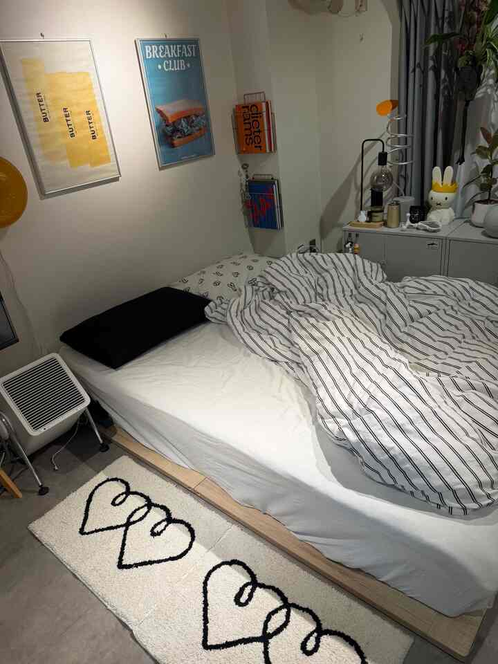 ベッド

ピローカバー買いました
大好きなBUNNY BUNNYの
アレルギー対応カバーなのも嬉しい

2個置くと甘くなりすぎるかな？って
思ってまずは一個ポチり
もう一つはブラックを買いました

かわいいです



#BUNNYBUNNY 
#うさぎ 
#ピローカバー 
#ファブリック 
#4月の新調 
#ベッド 
#カバーリング 
