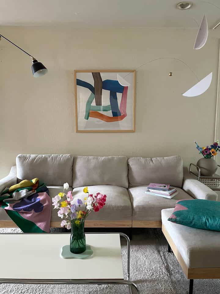 久々にお花飾ってみた🌸
グリーンのフラワーベースはIKEA
#IKEA #花のある暮らし #2人暮らしインテリア　#賃貸インテリア　#ミッドセンチュリー　#カラフルインテリア