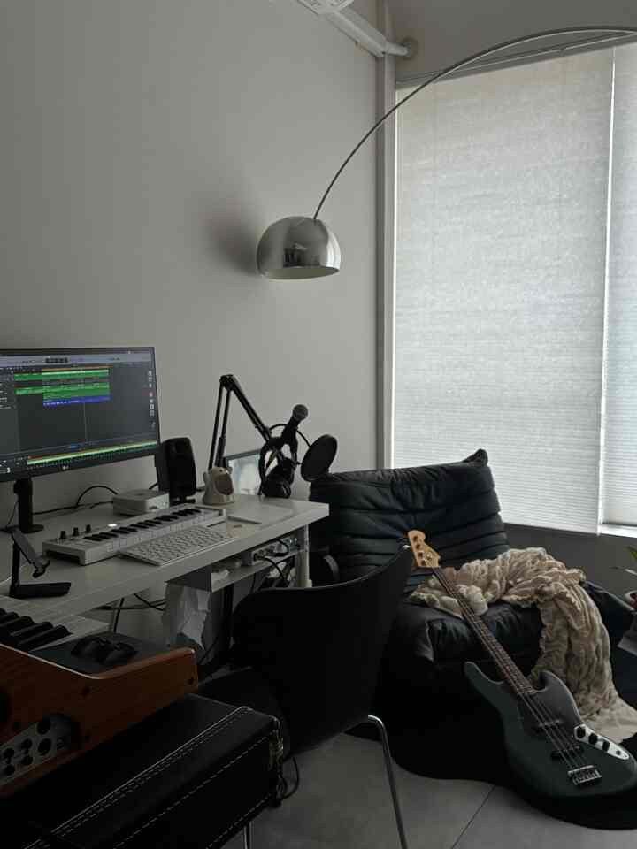 音楽を聴いたり作ったりできる部屋。🎹

#一人暮らし #モノトーンインテリア #モノトーン 