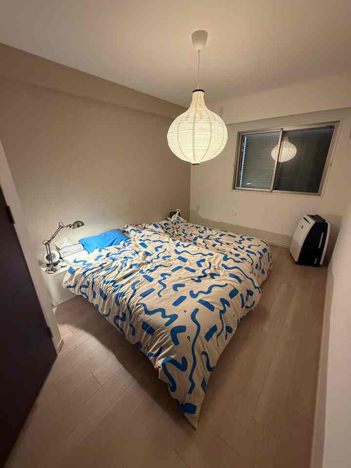 寝室をちょっとだけ模様替えしました。
主役のベッドカバーと枕カバーはPAMM(@pammofficial / @good_eighty_percent )のもので、息子セレクトです。ACTUSで買いました。こちらは引き続き採用。

その他はIKEA縛りにチャレンジ！
ペンダントライトはIKEAのリスビーン(RISBYN)の木の部分をマステで黒くDIY。
コードも黒にしたほうが良かったかな？

デスクランプはトロメオが欲しかったけど代わりにフォルソー(FORSA)にしたら想像以上にかっこよくてお気に入りです。

サイドテーブル代わりのトロファストの収納ボックスは暫定運用だけど意外とサイズ感が悪くない。

それからそれからSwitch botの電球も導入したのでアレクサで音声操作できるようになりました！
もうちょっとアップデート予定です。

#寝室 #ikea #pamm #ikeahack #寝室インテリア