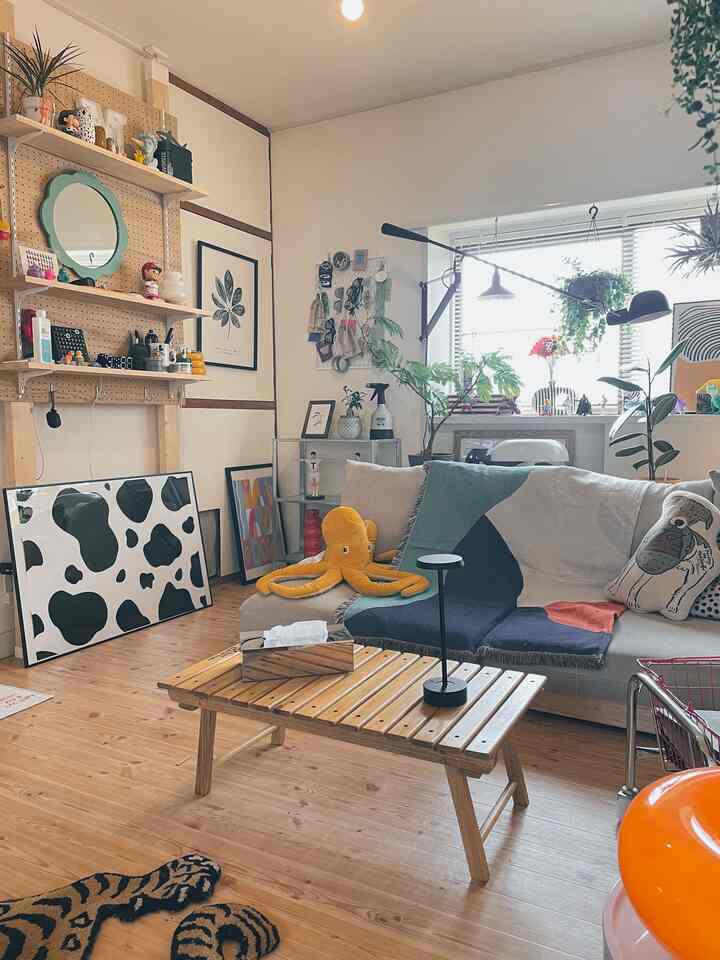 What I keep in mind in this room is "not to match everything too much."
Wood, greenery, patterns, accessories...
It's just right when things look mismatched but somehow come together.
If you overdo it, it falls apart, so I stop at this point.

#IKEA #観葉植物 #出窓 #ローソファ #ローテーブル