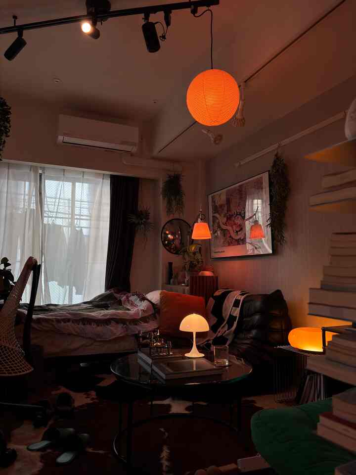 オレンジの照明で海外風に💡
好きな照明とSwitch botを合わせるだけ！

#間接照明 #IKEA #ルイスポールセン #アルテミデ #1K #8畳 #一人暮らし