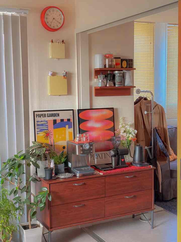 Dalam ruang yang terbatas,
saya ingin menyeimbangkan "apa yang saya sukai" dan "kenyamanan untuk ditinggali" 💭

Untuk pojok kopi saya, yang saya gunakan setiap hari, saya memilih peralatan yang dapat saya gunakan dalam waktu lama, dan secara bertahap mengumpulkan barang-barang yang warna dan bahannya berpadu secara alami ☕️

Dengan memilih furnitur berprofil rendah, saya mengurangi perasaan sempit, dan menggunakan warna putih, cokelat, dan hijau sebagai warna dasar, menambahkan warna dengan aksesori untuk meningkatkan suhu warna keseluruhan 🩷🧡

Bahkan di rumah sewaan, saya percaya bahwa terus memperbarui "apa yang membuat saya merasa nyaman saat ini" akan menghasilkan ruangan yang mencerminkan kepribadian saya. 🥳💜

#coffeecorner
#kopi
#mesin espresso
#mesin kopi
#cafecorner
#homecafe
#커피코너
#커피
#에스프레소머신
#커피머신
#카페코너
#홈카페