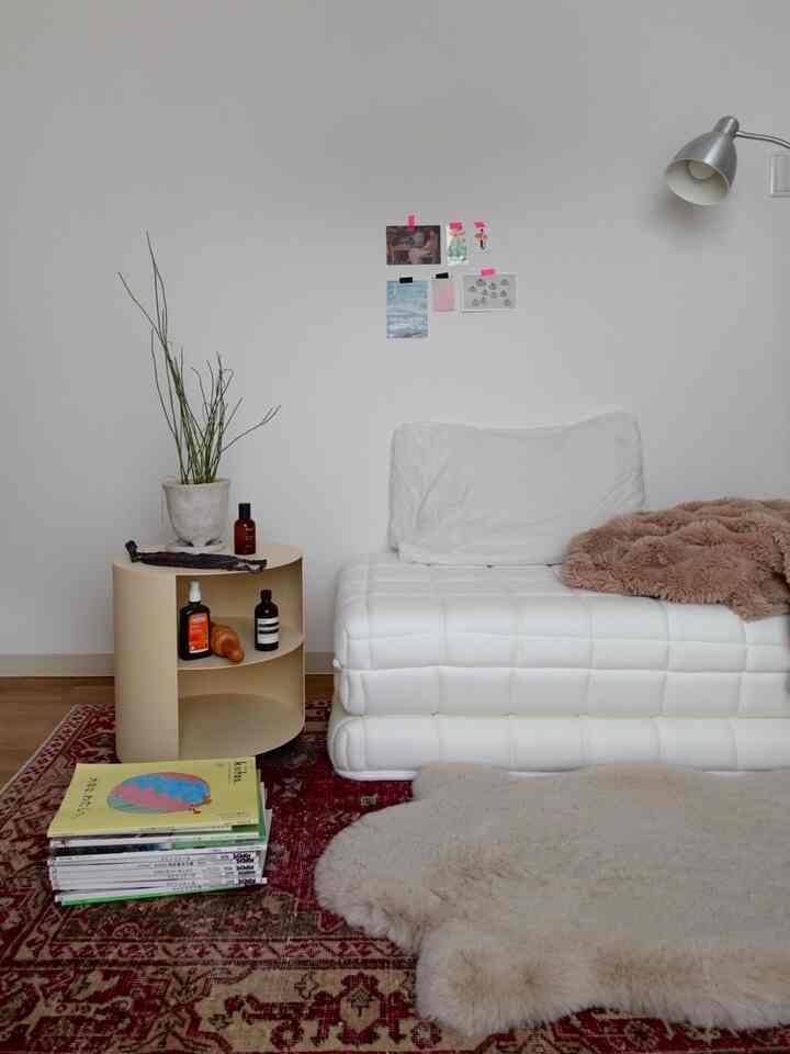 来客用と、寝室のある部屋の壁が薄く隣の家の物音が聞こえて寝れない日のために台湾発の寝具ブランド「スリーピー・いなり」を導入し、第2の寝室のような場所を作りました！　
床に直置きでも底付き感がなく、寝室と負け劣らないもっちりとした寝心地で感動しました🥹 #寝室 #いなり #マットレス