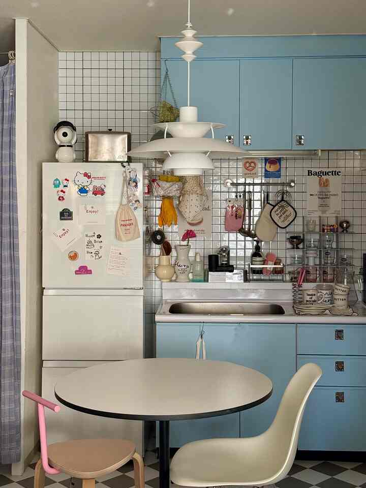 最近のkitchen👩🏼‍🍳シルバーのオープンシェルフが
仲間入りしてより好きな空間に🩶
お気に入りの食器を飾ってるよ。


#キッチン #ダイニングキッチン #ダイニング #韓国ブランド #マイルーム #マイホーム #키친 #키친인테리어 #주방인테리어 #식탁인테리어