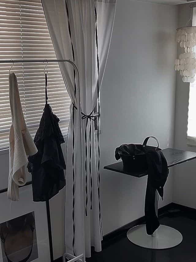 お気に入りのカーテン🖤
閉めてる時はヒモをたらーんと垂らし
明けてる時はヒモがアクセントになりとても可愛い。

#洋服部屋　#無機質　#無機質インテリア　#ポスターのある暮らし　#ikea #モノトーン　#モビール
