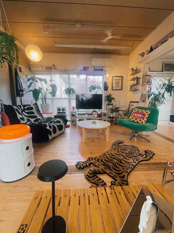 風水とかよく分からないけど、とりあえずトラは南向きにしてる。

#オレンジ　#チベタンタイガー　#IKEA #丸テーブル　