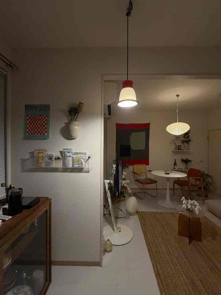 夜のお家🏠
光は強すぎず温かいライトを💡
色味あるポップな空間の中にも
和のアイテムで日本を感じれるように🌿😌



#ルームツアー 
#リビング 
#ダイニング 
#部屋インテリア 
#部屋作り 
#ラグ
#ダイニング照明 
#北欧インテリア 
#和モダン 
#カラフルインテリア 
#오늘의집  
#집스타그램  
#셀프인테리어  
#홈스타일링  
#자취방꾸미기  
#감성소품  
#레더소품  
#핸드메이드소품  
#수납정리  
#데스크테리어  
#감성인테리어  
#작지만확실한행복  
#무드등  
#일상속작은사치
