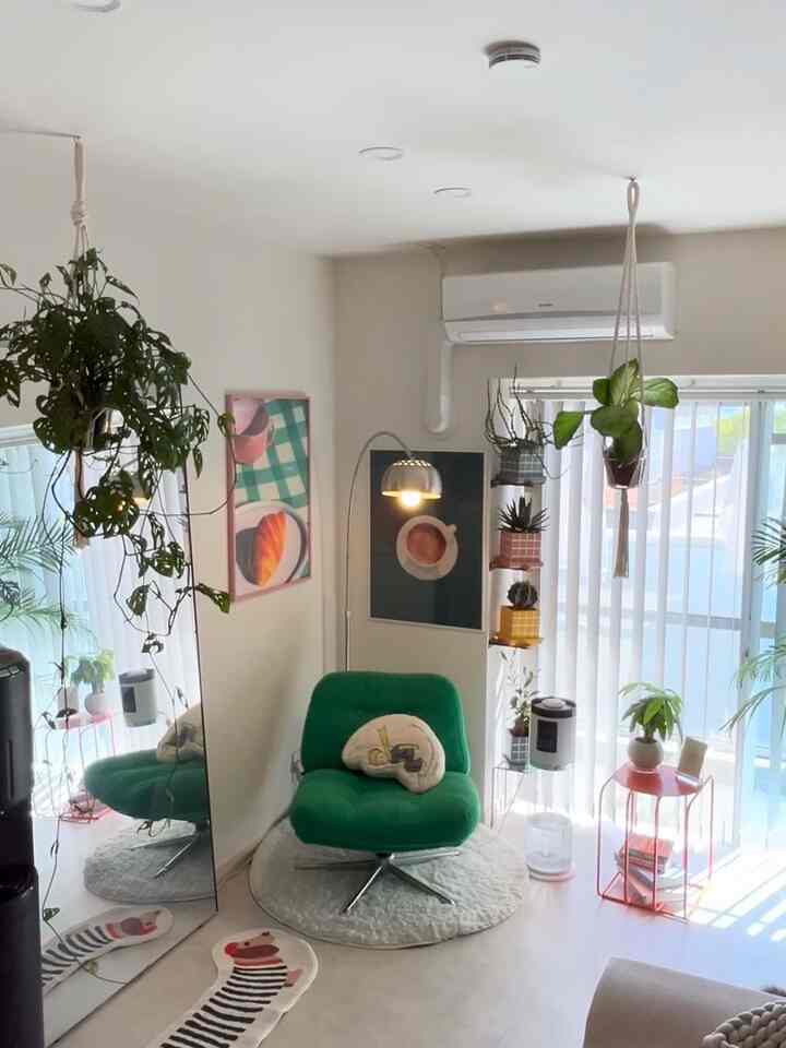 Sore yang santai di hari libur. Sinar matahari yang menyenangkan masuk, jadi saya menyeduh kopi dan menikmati waktu santai ☕️ Saya suka bayangan yang dihasilkan oleh tirai vertikal.

#Pop #カラフル #ミッドセンチュリー #韓国 #海外 #カフェ