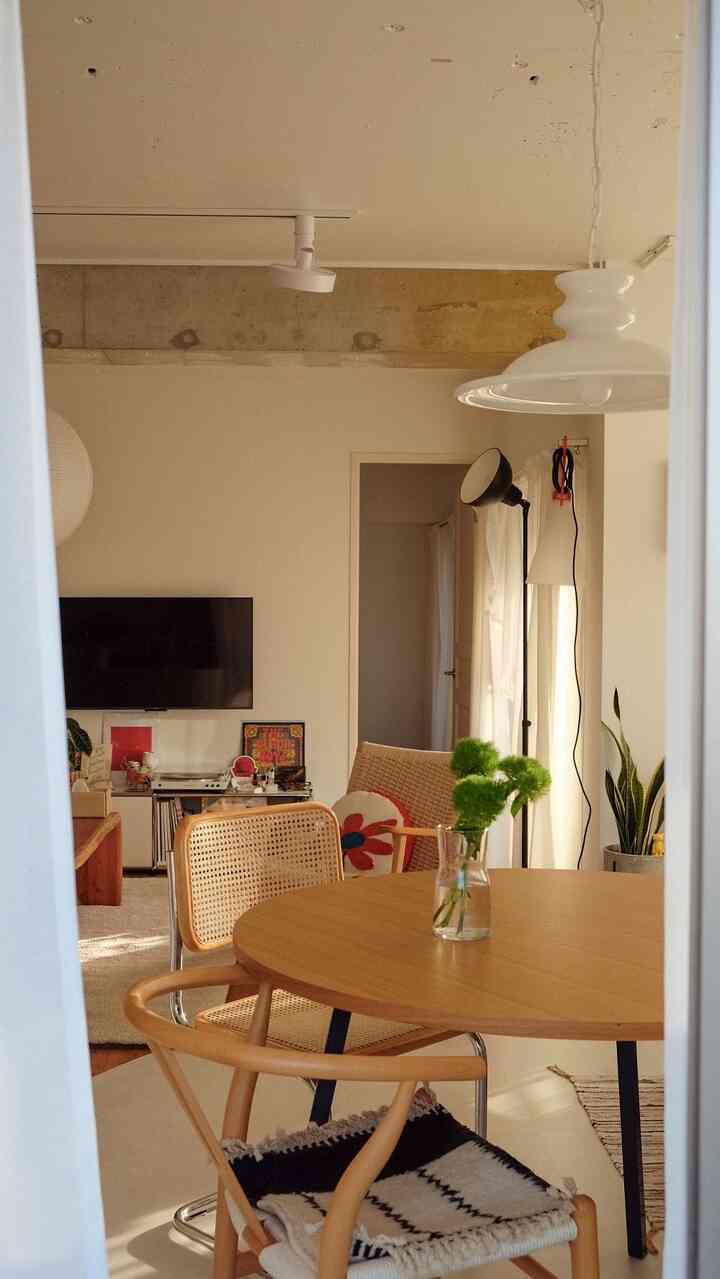 Magic hour
Instagramでは音源付きでアップしましたが
こっちは生活音そのまま。
ビーチボーイズのレコードをかけてました。
日没前後の約30分間は最も空が美しい
”マジックアワー”と言われるらしい。
空がゴールドやオレンジに輝いて、
その後、紫や青に変化する。
我が家は直射日光がほとんど入らないけど
夕暮れの時になると部屋に陽が入ります。
条件が揃った時は、部屋いっぱいに
オレンジ色になって風が通り抜ける。
この時間がとても好きなので
動画に残しておきました🧶
┈┈┈┈┈┈┈┈┈┈┈┈┈ 
@kazetti_05 
-
30代夫婦のリノベ暮らし
2LDK ⌇ 76㎡ ⌇ Japan
中古マンションをフルリノベ🚶🏼‍♂️🚶🏼‍♀️
自分らしさを大事にしながら
長く愛せるお家作りを目指しています🧶
┈┈┈┈┈┈┈┈┈┈┈┈┈