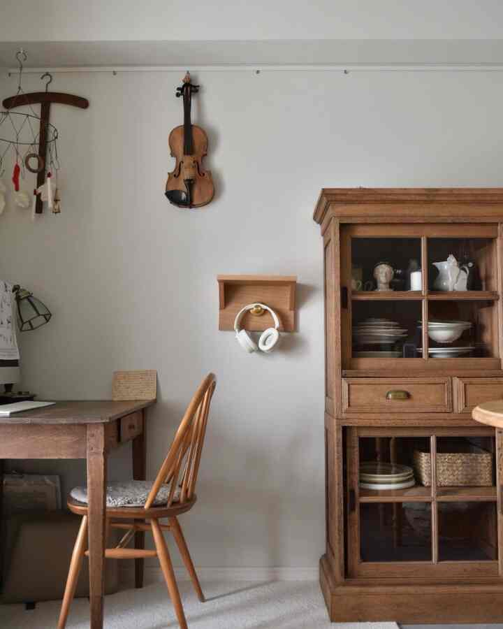 ヘッドフォンの収納場所をやっと見つけました。

#ヘッドホン #ワークスペース
#アンティーク #インテリア #1LDK
#アンティークインテリア #デスク
#賃貸インテリア #フック #吸盤