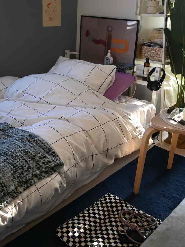 I was worried that adding a blue carpet might make the room dark, but it actually looks great and adds a nice touch!

#Ohouse #Ohousejp #bedroom