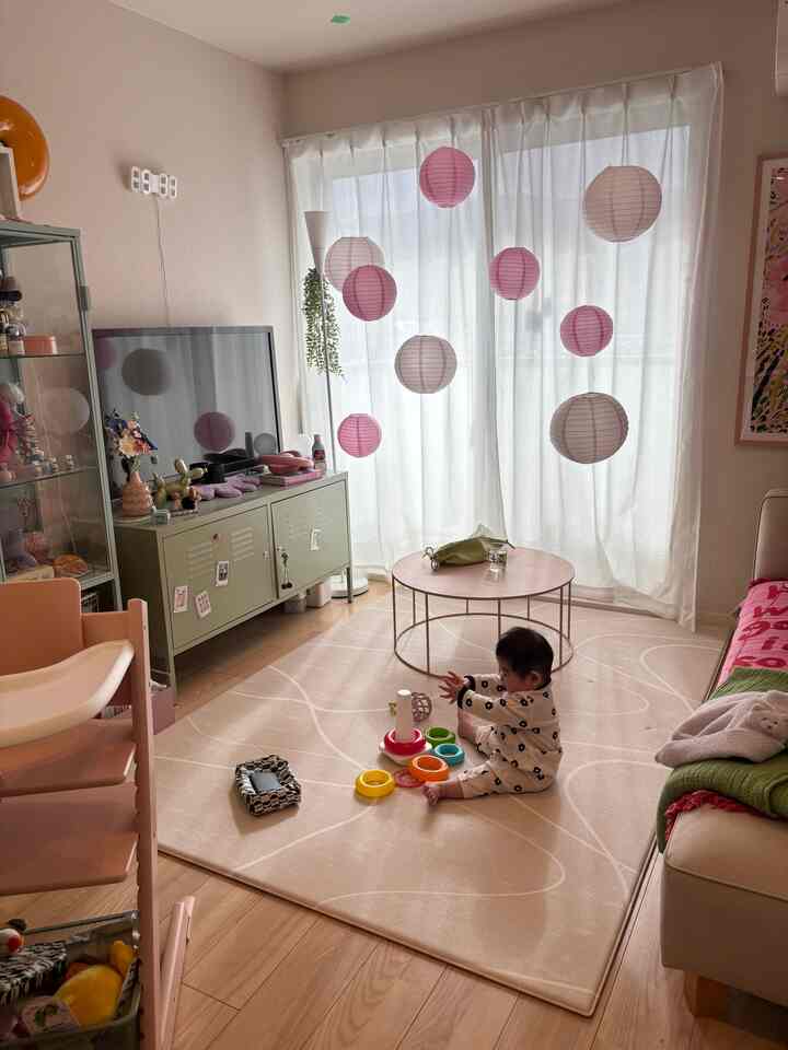 ひな祭りの飾り付けを1ヶ月も放置し続けた母ちゃん🙋🏻‍♀️可愛いからまあOK😇　#リビング