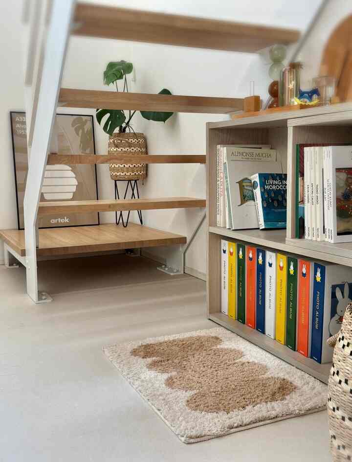 A small rug I bought at Ohouse.
The design is cute and it makes a great accent piece for the room.

I display my favorite things on the shelf, like incense I use often and records.

#ohouse #ラグ #actus #artek