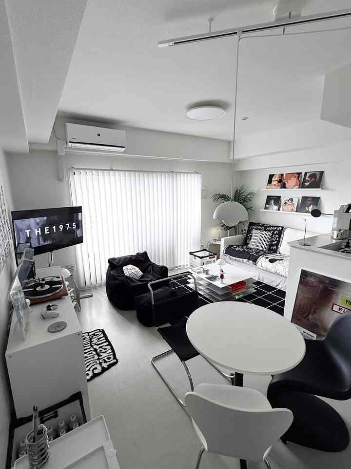 白黒のモダンなリビング、低いテーブルとソファが配置され、広く感じられる雰囲気のあるインテリア