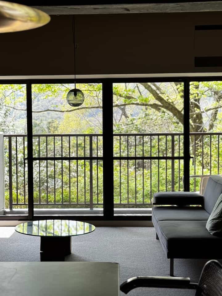 小楢の新芽が出てきて
あっという間に緑の世界🌱
この景色がこの部屋を選んだ
決め手です🌳
#マンションリノベーション
#ヴィンテージマンション
#ワンルーム
#借景のある暮らし
#リビング