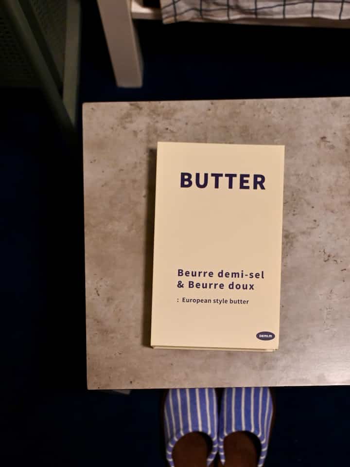 I bought this to hide the remote control! The pale yellow color is just perfect, and it looks great even when just placed on the floor, so I'm really glad I bought it!

#Ohouse #Ohousejp #book