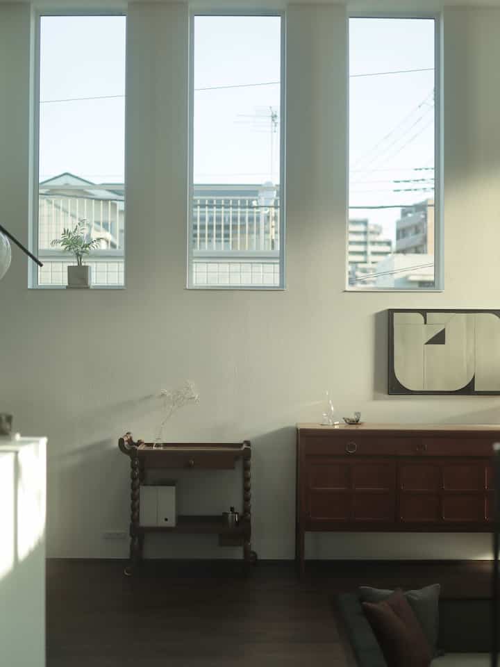 The sunlight that only came in from a low angle during winter is now streaming in, making the mornings dazzling 🧈

It's finally the perfect weather to relax on the sunken floor.

#livingroom #ヴィンテージ家具 #ポスター