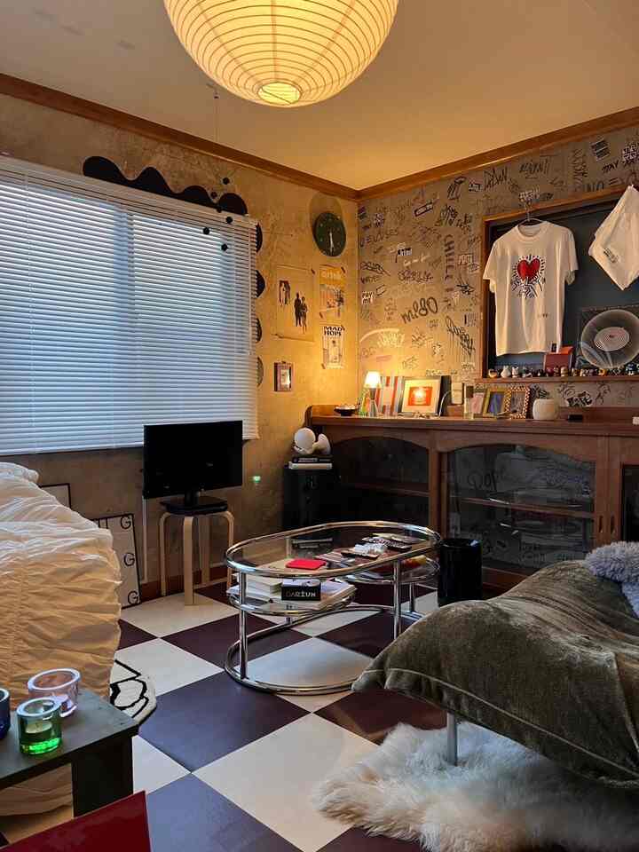 チェッカーの床がお気に入りの部屋🏠
チェッカーの床は柄の壁紙でも合うからその部分もお気に入り！
#ミッドセンチュリー #壁紙 #チェッカー #間接照明