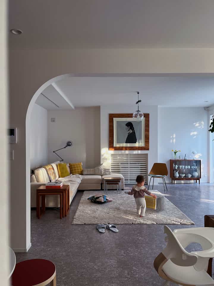 この度ohouseシーズン9に引き続き9.5アンバサダーに選んで頂いたので、沢山の方に参考にして頂けるよう我が家のインテリアをドシドシご紹介したいと思いますので、どうぞよろしくお願いします🙏✨

pic1〜3)さてさてあまり変わり映えないが我が家のリビング。
暖かくなったので陽の入り方がだんだん変わってきて、同じ景色のはずなのに光のさしかたで毎日違う表情が見られるから面白い。
本当は真ん中にローテーブルを置きたいのだが、息子が小さいうちはまだ無理だな😂
pic4)最近買ったルームシューズ。ohouseで購入も出来るのだが、タグまで可愛くてめちゃくちゃオススメ♡

#リビング #リビングインテリア #垂れ壁 #ソファ #アートのある暮らし #ヴィンテージインテリア #ヴィンテージ