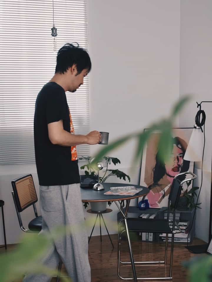 Our house has a strange staircase in the living room.
It's an odd layout, but we've put some plants there to make it a pleasant space 🌱

#MidCentury #観葉植物 #ポスター #アラフォー #築古 #デザイナーズ