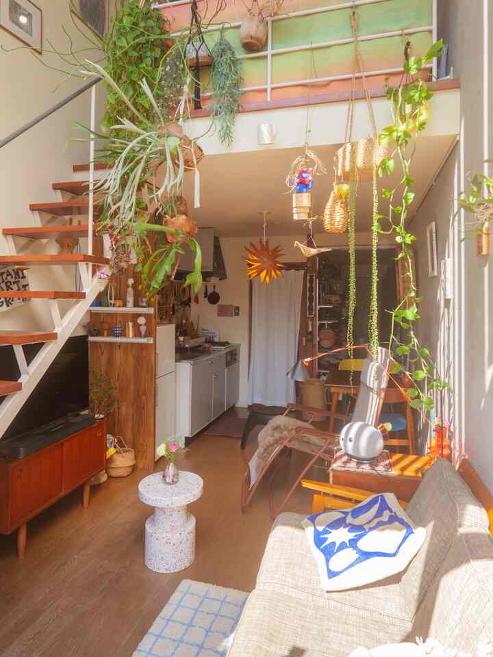 小ぶりなラグが、いいアクセントになってお気に入り


#クッション　#ソファ　#ラグ　#スツール　#照明