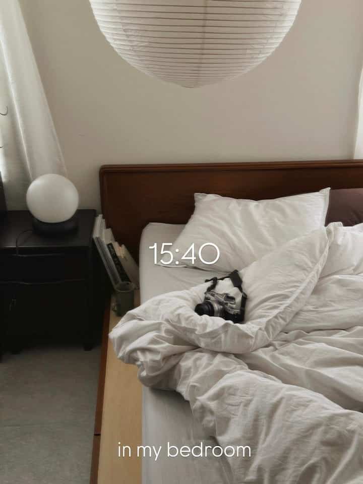 My room on my days off 🏠

Lately, I've been thinking that interiors that intentionally minimize color elements and instead highlight the materials of the furniture are also lovely.

#bedroom #bedroom #寝具 #HMhome #ikea #HAY
#midcentury