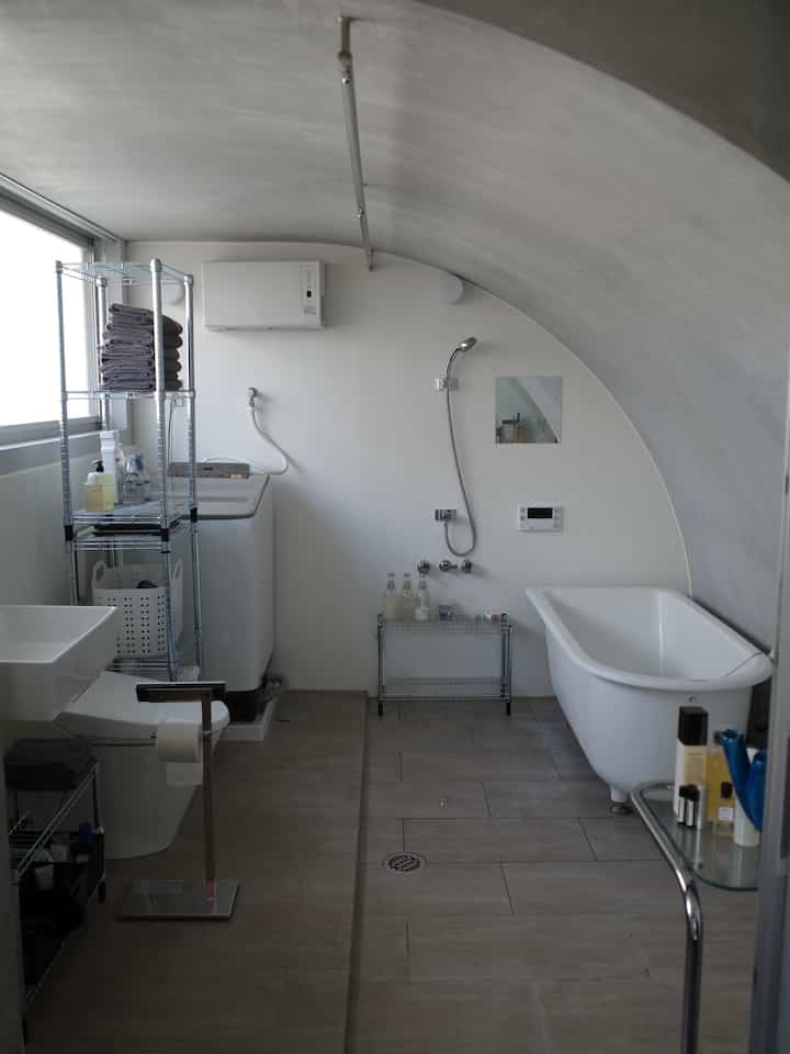 住み始めて1ヶ月ほど経ちましたが
とってもオシャレでとっても不便です。
IKEAとohouseで購入したラック、テーブルに大変助けられています、、、
色のトーンはまとめており
部屋のデザインを崩さないよう努力しています💪
#インテリア #一人暮らし #ルームツアー #1LDK