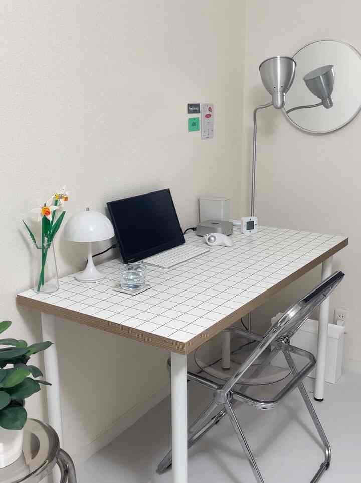 pタイルに変更した後のデスク周り！
前のフロアタイルよりこっちの方が統一感あって良き！同じグレーでも全然違う👍
#デスク #IKEA #1k #賃貸 #一人暮らし