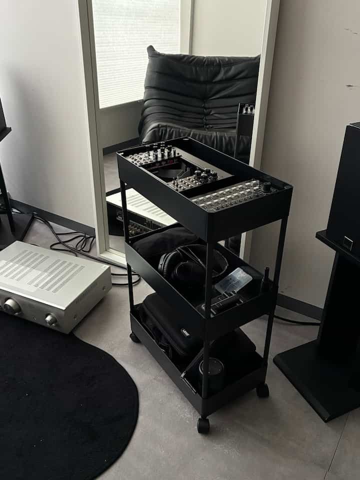 ちょっとした収納として便利なワゴン！
キャスター付きで簡単に移動できるので、必要なときに必要な場所で使うことができます！
#一人暮らし #ワゴン #収納 #モノトーンインテリア 
