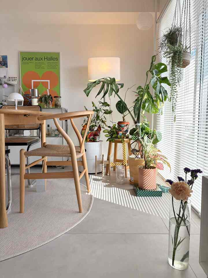 ▶︎Attention to detail in the space
The floor is covered with Sangetsu floor tiles, but since they tend to look sterile, I've added plants and chosen wooden tables and chairs to create a warm and inviting room. 🪴

#midcentury
#midcentury
#midcenturyinterior
#midcenturymodern
#2026Ohousenewlife