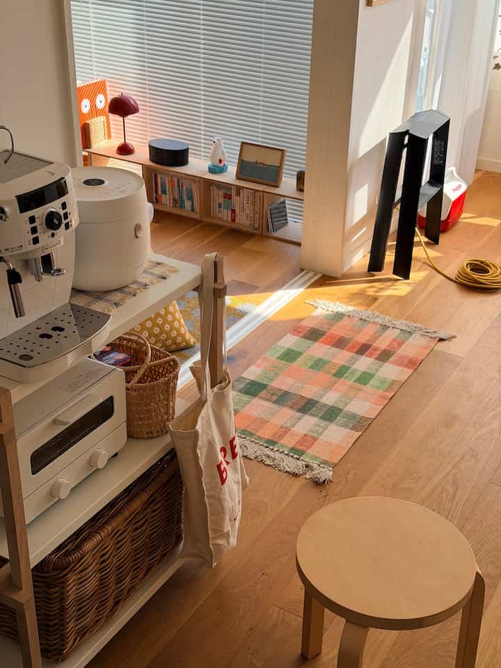 暖かい木目調とナチュラルカラーのホームカフェ空間、スツールと収納アイデアが調和した雰囲気のあるインテリア